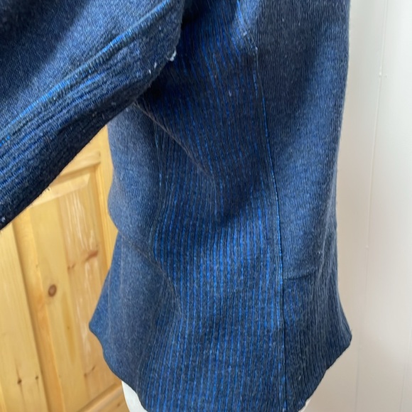 Mountain Hardwear athletic zip up with zipper pocket on left arm - Picture 5 of 14